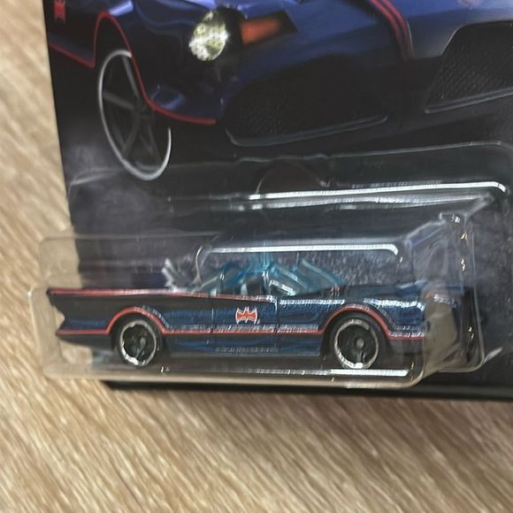 Hot Wheels - Classic TV Series Batmobile ”DC Comics Batman 1/5” Car Toy Batman - Picture 5 of 13